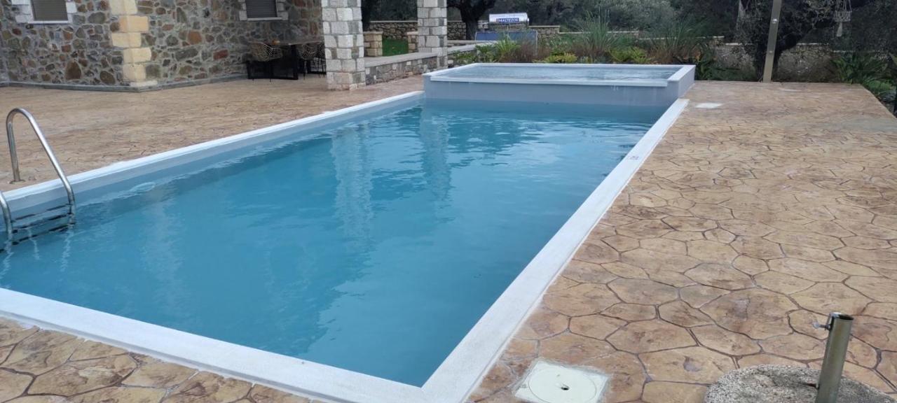 Sunny Countryside - With Private Pool Villaer