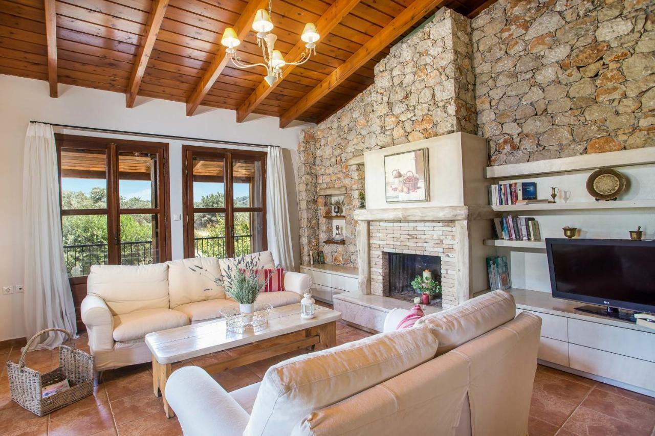Sunny Countryside - With Private Pool Villaer *