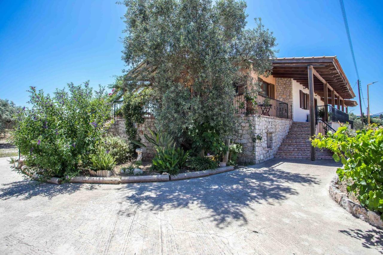 Sunny Countryside - With Private Pool Villaer